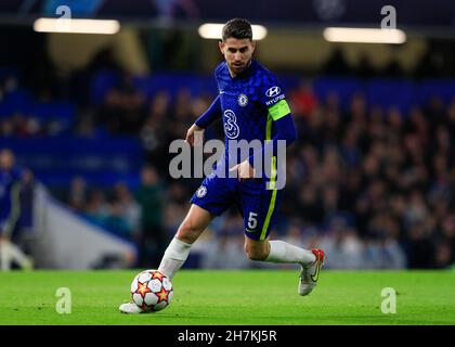 Stamford Bridge, Chelsea, Londra, Regno Unito. 23 novembre 2021. Champions League Football, Chelsea FC versus Juventus: Jorginho of Chelsea Credit: Action Plus Sports/Alamy Live News Foto Stock