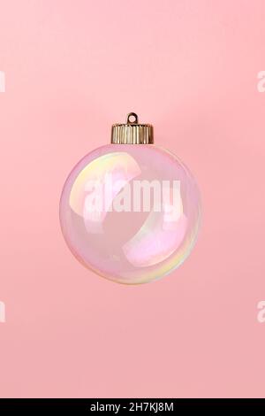 decorazioni natalizie con bolle di sapone su sfondo rosa. Concetto di Capodanno minimalista. Primo piano Foto Stock
