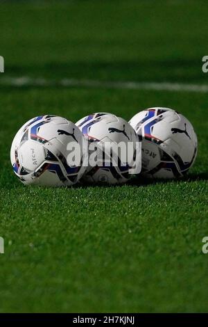 Londra, Regno Unito. 23 novembre 2021. Una visione generale delle palle durante la partita EFL Sky Bet League 1 tra AFC Wimbledon e Crewe Alexandra a Plow Lane, Londra, Inghilterra, il 23 novembre 2021. Foto di Carlton Myrie. Solo per uso editoriale, licenza richiesta per uso commerciale. Nessun utilizzo nelle scommesse, nei giochi o nelle pubblicazioni di un singolo club/campionato/giocatore. Credit: UK Sports Pics Ltd/Alamy Live News Foto Stock