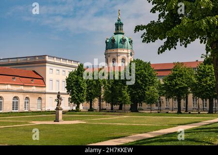 I giardini del palazzo e il palazzo barocco di Charlottenburg a Berlino sono mete turistiche molto apprezzate Foto Stock