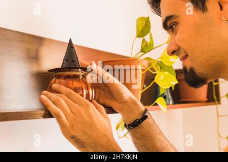 Sorridente giovane uomo arrangiato di vetro sulla cremagliera Foto Stock