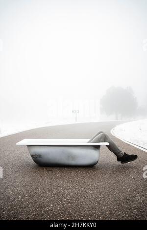 Uomo maturo che si rilassa nella vasca da bagno su strada Foto Stock