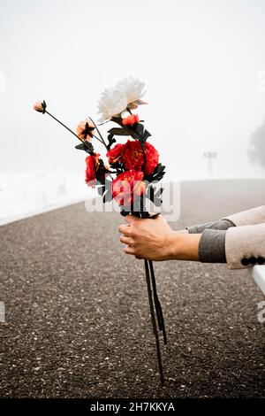 Uomo maturo che tiene mazzo su fiori su strada Foto Stock