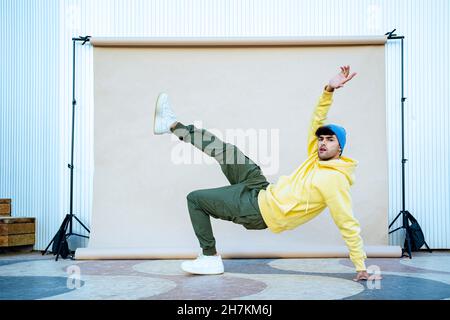 Giovane ballerina maschile che balla a piano a sfondo Foto Stock