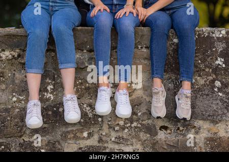Giovane donna stanca che dorme sul divano Foto Stock