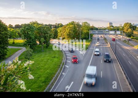 Germania, Baviera, Monaco, traffico sul Mittlerer Ring al tramonto Foto Stock