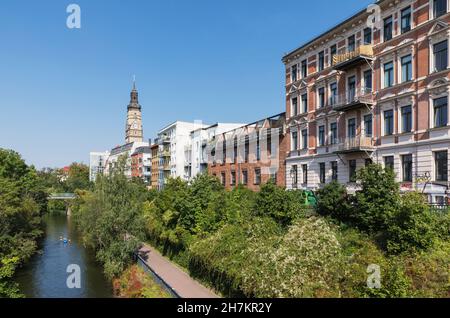 Germania, Sassonia, Lipsia, alberi verdi che circondano Karl-Heine-Kanal in estate Foto Stock