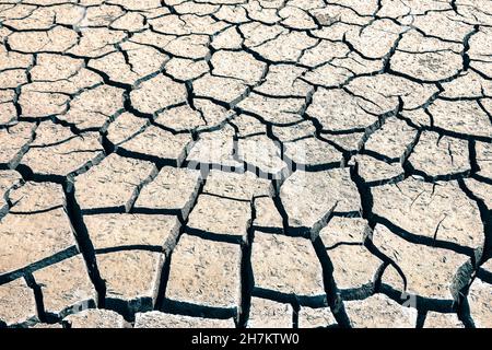 Terra secca cracked siccità terra secca suolo asciutto argilla arida suolo con crepe Foto Stock