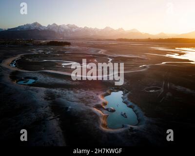 Strada tortuosa presso il lago Forggensee all'alba, Baviera, Germania Foto Stock