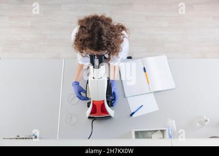 Ricercatore che lavora in laboratorio medico Foto Stock