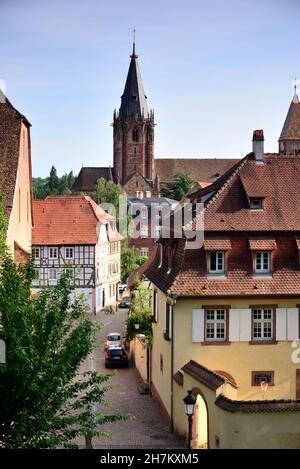 Wissembourg con Chiesa di San Pierre-et-St.Paul, Alsazia, Francia Foto Stock