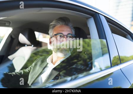 Uomo con gamba amputata che indossa scarpe sull'erba Foto Stock