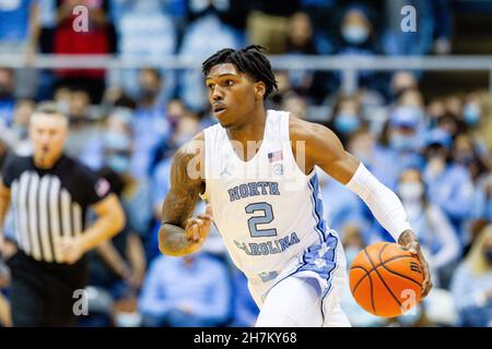 Chapel Hill, North Carolina, Stati Uniti. 23 novembre 2021. North Carolina Tar Heels guardia Caleb Love (2) con la palla durante la prima metà contro il North Carolina-Asheville Bulldogs nella partita di pallacanestro NCAA al Dean Smith Center a Chapel Hill, NC. (Scott Kinser/Cal Sport Media). Credit: csm/Alamy Live News Foto Stock