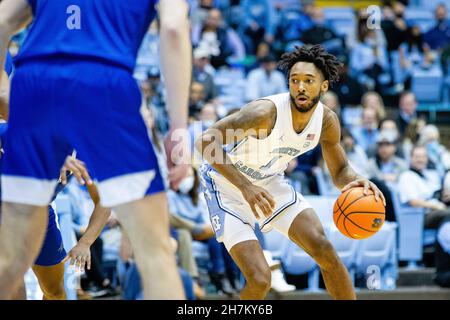 Chapel Hill, North Carolina, Stati Uniti. 23 novembre 2021. North Carolina Tar Heels guardia Leaky Black (1) guida al cestino contro il North Carolina-Asheville Bulldogs durante la seconda metà della partita di pallacanestro NCAA al Dean Smith Center a Chapel Hill, NC. (Scott Kinser/Cal Sport Media). Credit: csm/Alamy Live News Foto Stock