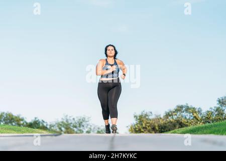 In più, lo sport swoman è in circolazione su strada Foto Stock