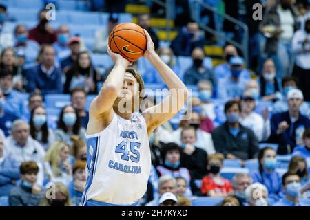 Chapel Hill, North Carolina, Stati Uniti. 23 novembre 2021. North Carolina Tar Heels in avanti Brady Manek (45) spara tre contro i Bulldogs North Carolina-Asheville durante la prima metà della partita di pallacanestro NCAA al Dean Smith Center di Chapel Hill, NC. (Scott Kinser/Cal Sport Media). Credit: csm/Alamy Live News Foto Stock