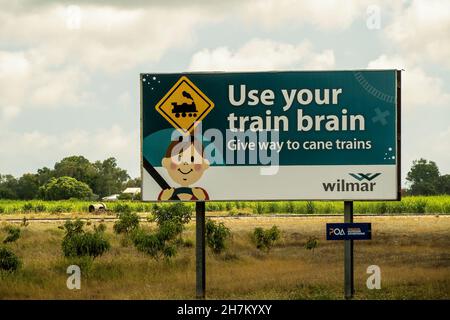 Townsville a Mackay autostrada, Queensland, Australia - Novembre 2021: USA il tuo treno Brain segno dare modo ai treni di canna Foto Stock