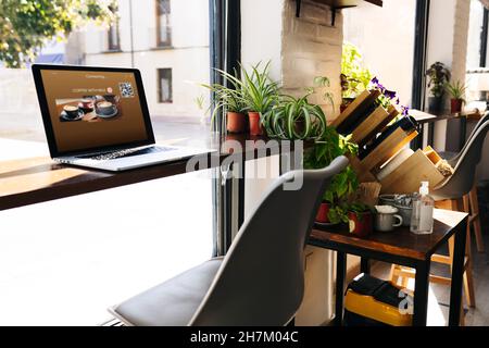 Sorridente disattiva l'uomo che indossa cuffie per realtà virtuale punzonando a casa Foto Stock
