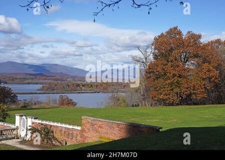 Vecchia parete del giardino con vista panoramica della valle del fiume Hudson nella contea di Dutchess, New York Foto Stock