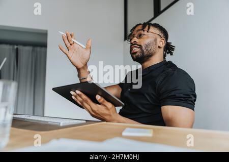 Uomo d'affari con tablet PC sul luogo di lavoro Foto Stock