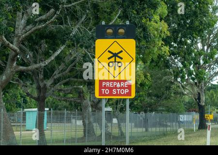Da Townsville a Mackay Highway, Queensland, Australia - Novembre 2021: Attraversamento ferroviario in anticipo segnale di avvertimento automobilisti per prepararsi a fermarsi Foto Stock
