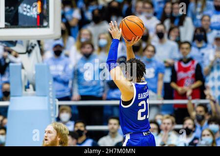 Chapel Hill, North Carolina, Stati Uniti. 23 novembre 2021. North Carolina-Asheville Bulldogs guardia Jordan Hairston (21) spara tre contro il North Carolina Tar Heels durante la prima metà della partita di pallacanestro NCAA al Dean Smith Center di Chapel Hill, NC. (Scott Kinser/Cal Sport Media). Credit: csm/Alamy Live News Foto Stock