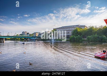 Vista della Ruhr e Stadthalle a Muelheim an der Ruhr, Renania settentrionale-Vestfalia, Germania Foto Stock