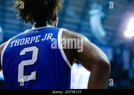 Chapel Hill, North Carolina, Stati Uniti. 23 novembre 2021. North Carolina-Asheville Bulldogs Forward LJ Thorpe (2) si prepara ad inbound la palla durante la prima metà della partita di pallacanestro NCAA al Dean Smith Center a Chapel Hill, NC. (Scott Kinser/Cal Sport Media). Credit: csm/Alamy Live News Foto Stock