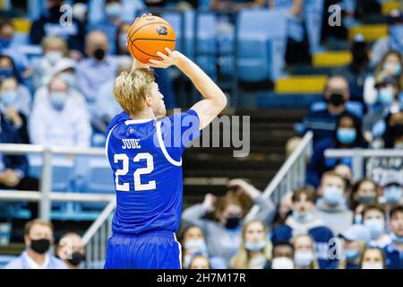 Chapel Hill, North Carolina, Stati Uniti. 23 novembre 2021. North Carolina-Asheville Bulldogs in avanti Coty Jude (22) spara tre durante la prima metà contro il North Carolina Tar Heels nel matchup di pallacanestro NCAA al Dean Smith Center a Chapel Hill, NC. (Scott Kinser/Cal Sport Media). Credit: csm/Alamy Live News Foto Stock