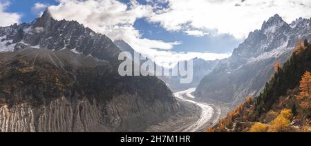 Binocoli a gettoni di fronte al monte Aiguille du Dru, Chamonix, Francia Foto Stock