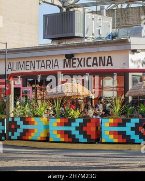 Vista sulla strada di un lato anteriore del ristorante Alimentaria Mexicana a Vancouver BC Canada a Granville Island-Luglio 29,2021. Foto di viaggio, selettiva per Foto Stock