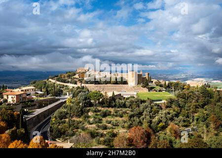 Paesaggio e antichi edifici a Montalcino e Valdorcia in Toscana Foto Stock