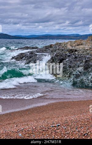 Rocciosa e frastagliata costa nord del lago superiore in una giornata nuvolosa. Foto Stock