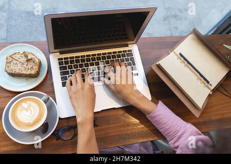 Donna d'affari che usa un tablet PC in un bar Foto Stock