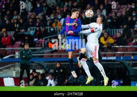 Barcellona, Spagna. 23 novembre 2021. Gavi (L) di Barcellona vibra con Andre Almeida di Benfica durante la partita di calcio del gruppo e della UEFA Champions League tra il FC Barcelona e la SL Benfica a Barcellona, Spagna, 23 novembre 2021. Credit: Joan Gosa/Xinhua/Alamy Live News Foto Stock