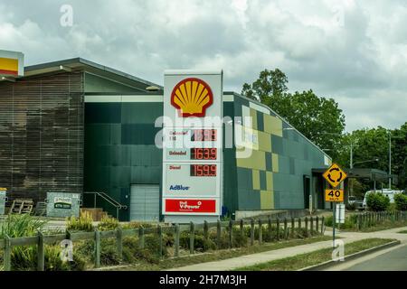 Da Townsville a Mackay Highway, Queensland, Australia - Novembre 2021: Una stazione di rifornimento per rifornimento di benzina o diesel sulla strada Foto Stock