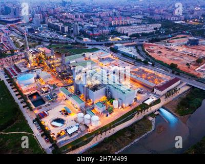 Centrale elettrica e impianto di trattamento rifiuti di Barcellona di notte Foto Stock