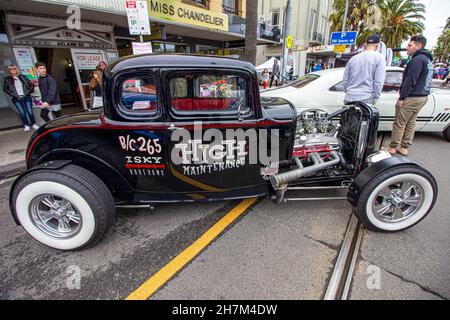 Classico, antico e ben conservato, decorato auto nero e rosso parcheggiato nelle strade. Motore esposto. Foto Stock