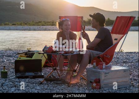Albania, Europa meridionale, campeggio giovane coppia al tramonto Foto Stock
