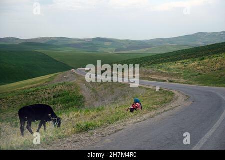 Abitanti di villaggi marocchini dai loro campi agricoli nel nord del Marocco. Foto Stock