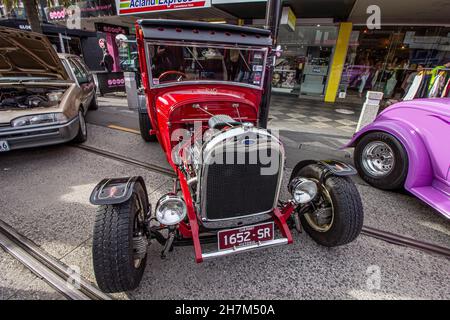 Melbourne, Victoria, Australia: Auto rossa classica, antica e ben conservata parcheggiata per le strade. Mostra di automobili a St Kilda il Father's Day. Foto Stock