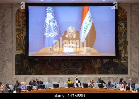 (211124) -- NAZIONI UNITE, 24 novembre 2021 (Xinhua) -- Jeanine Hennis-Plasschaert (sullo schermo), rappresentante speciale del segretario generale delle Nazioni Unite e capo della missione di assistenza delle Nazioni Unite per l'Iraq, informa il Consiglio di sicurezza presso la sede centrale delle Nazioni Unite a New York il 23 novembre 2021 sulla situazione in Iraq tramite collegamento video da Baghdad . Il primo inviato delle Nazioni Unite per l'Iraq, Jeanine Hennis-Plasschaert, martedì ha avvertito di una precaria situazione post-elettorale in Iraq e ha chiesto una formazione precoce del governo. (Eskinder Debebe/una Photo/Handout via Xinhua) Foto Stock
