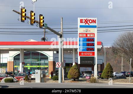 Bloomsburg, Stati Uniti. 23 novembre 2021. Un prezzo di benzina stand mostra i prezzi di benzina a Exxon station.Gasoline prezzi negli Stati Uniti rimangono alti come la stagione di festa si sta avvicinando. Credit: SOPA Images Limited/Alamy Live News Foto Stock