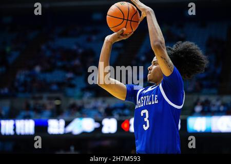 Chapel Hill, North Carolina, Stati Uniti. 23 novembre 2021. North Carolina-Asheville Bulldogs guardia Tajion Jones (3) spara un tre contro il North Carolina Tar Heels durante la seconda metà della partita di pallacanestro NCAA al Dean Smith Center a Chapel Hill, NC. (Scott Kinser/Cal Sport Media). Credit: csm/Alamy Live News Foto Stock