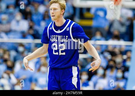 Chapel Hill, North Carolina, Stati Uniti. 23 novembre 2021. North Carolina-Asheville Bulldogs in avanti Coty Jude (22) celebra i suoi tre durante la seconda metà contro il North Carolina Tar Heels nel matchup di pallacanestro NCAA al Dean Smith Center a Chapel Hill, NC. (Scott Kinser/Cal Sport Media). Credit: csm/Alamy Live News Foto Stock