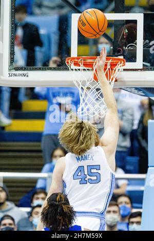 Chapel Hill, North Carolina, Stati Uniti. 23 novembre 2021. North Carolina Tar Heels in avanti Brady Manek (45) mette in un layup contro il North Carolina-Asheville Bulldogs durante la seconda metà della partita di pallacanestro NCAA al Dean Smith Center a Chapel Hill, NC. (Scott Kinser/Cal Sport Media). Credit: csm/Alamy Live News Foto Stock