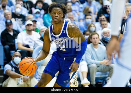 Chapel Hill, North Carolina, Stati Uniti. 23 novembre 2021. North Carolina-Asheville Bulldogs in avanti LJ Thorpe (2) guida al cesto contro il North Carolina Tar Heels durante la seconda metà della partita di pallacanestro NCAA al Dean Smith Center a Chapel Hill, NC. (Scott Kinser/Cal Sport Media). Credit: csm/Alamy Live News Foto Stock