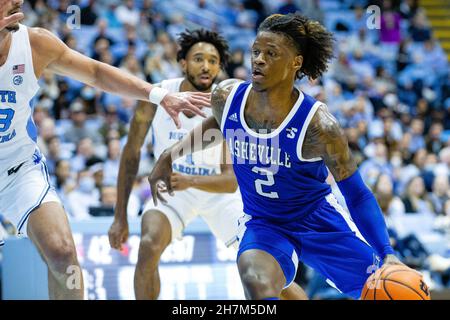 Chapel Hill, North Carolina, Stati Uniti. 23 novembre 2021. North Carolina-Asheville Bulldogs in avanti LJ Thorpe (2) guida al cesto contro il North Carolina Tar Heels durante la seconda metà della partita di pallacanestro NCAA al Dean Smith Center a Chapel Hill, NC. (Scott Kinser/Cal Sport Media). Credit: csm/Alamy Live News Foto Stock