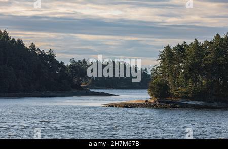 Stretto di Georgia paesaggio tra Victoria e Vancouver British Columbia Canada. Foto di viaggio, nessuno, fuoco selettivo. Foto Stock