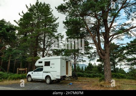 Un furgone è parcheggiato ai margini del Killarney National Park, County Kerry, Irlanda Foto Stock